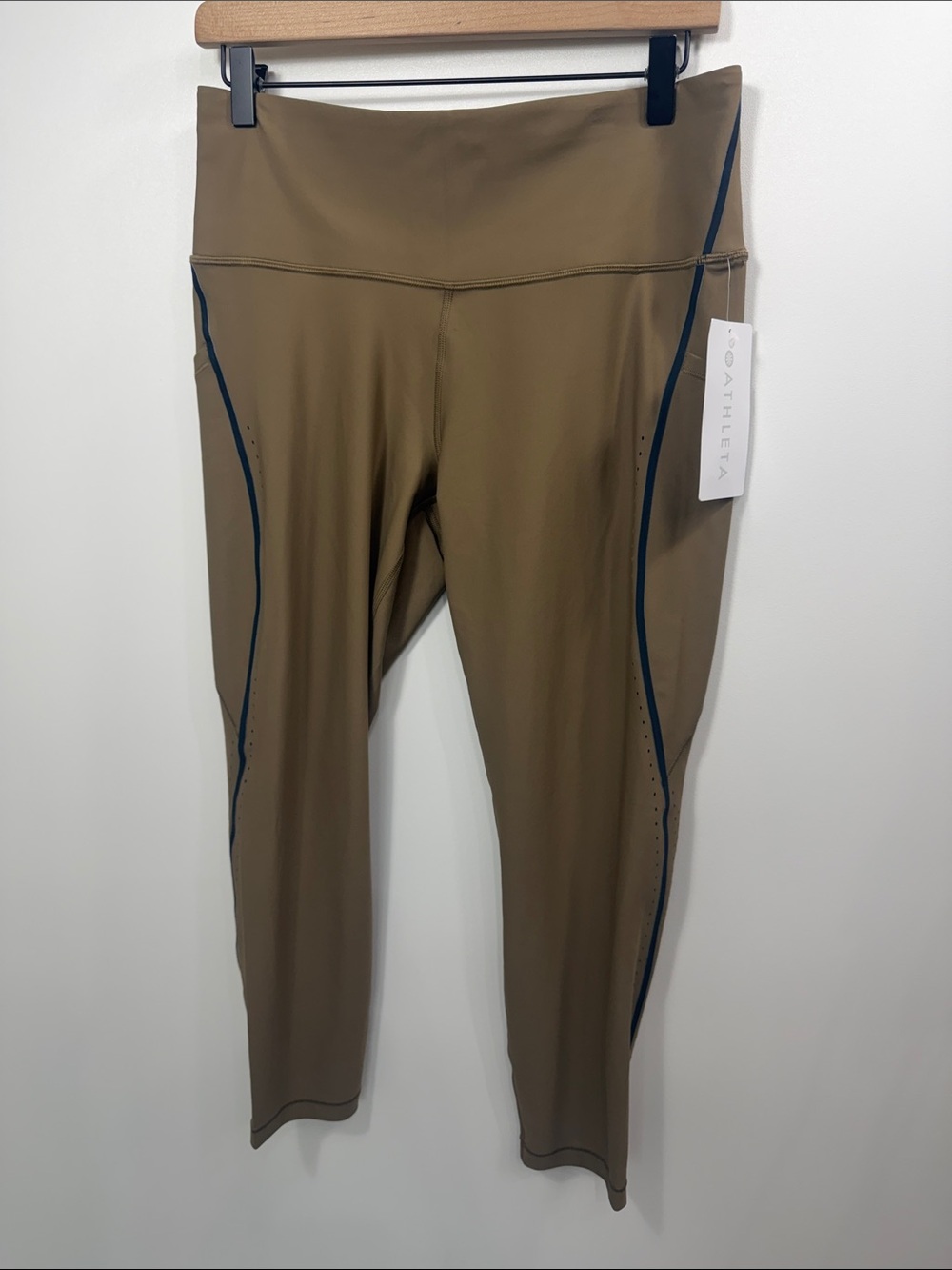 Athleta interval stash tipped laser cut 7/8 tight leggings size large. NWT.